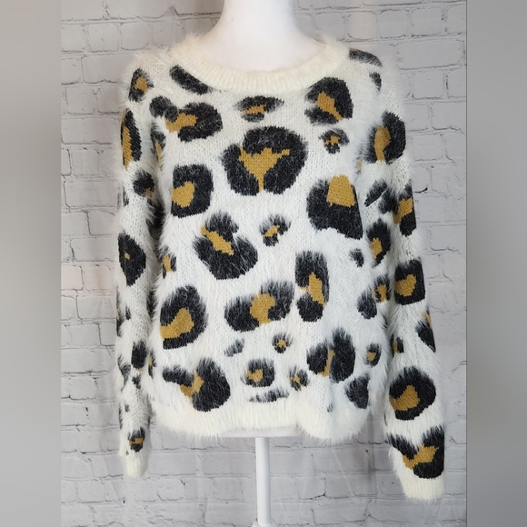 En Creme Sweaters - En Creme Chunky Leopard Print Fuzzy Long Sleeve Sweater